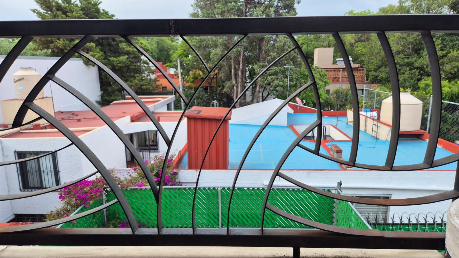 Barandal de herrería instalado en exterior residencial