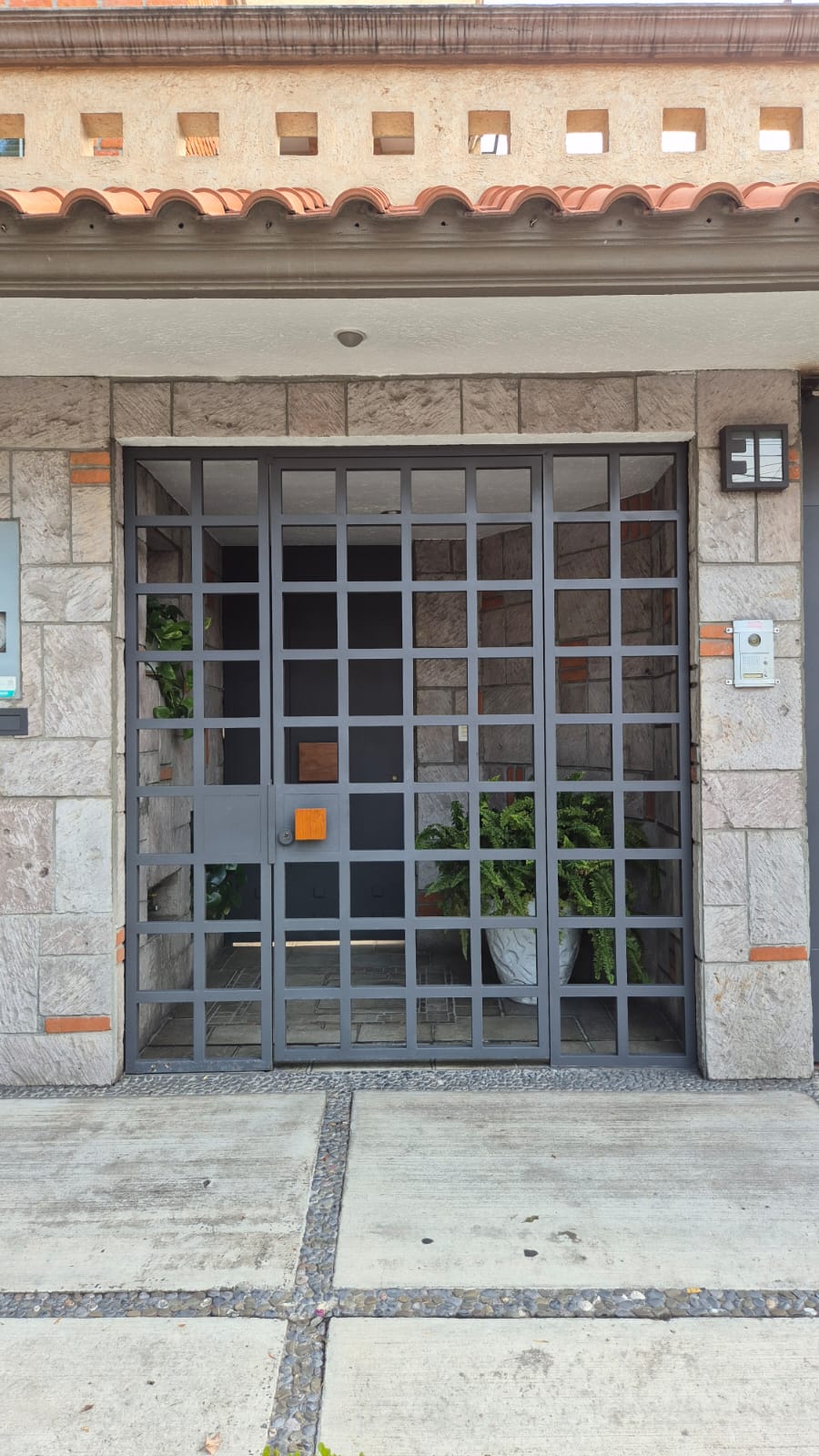Protección de ventana de herrería instalada por Crisol Nativo en Metepec