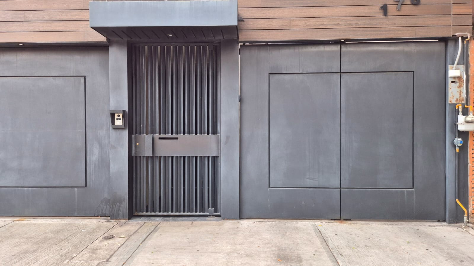 Portón de herrería para acceso principal instalado por Crisol Nativo