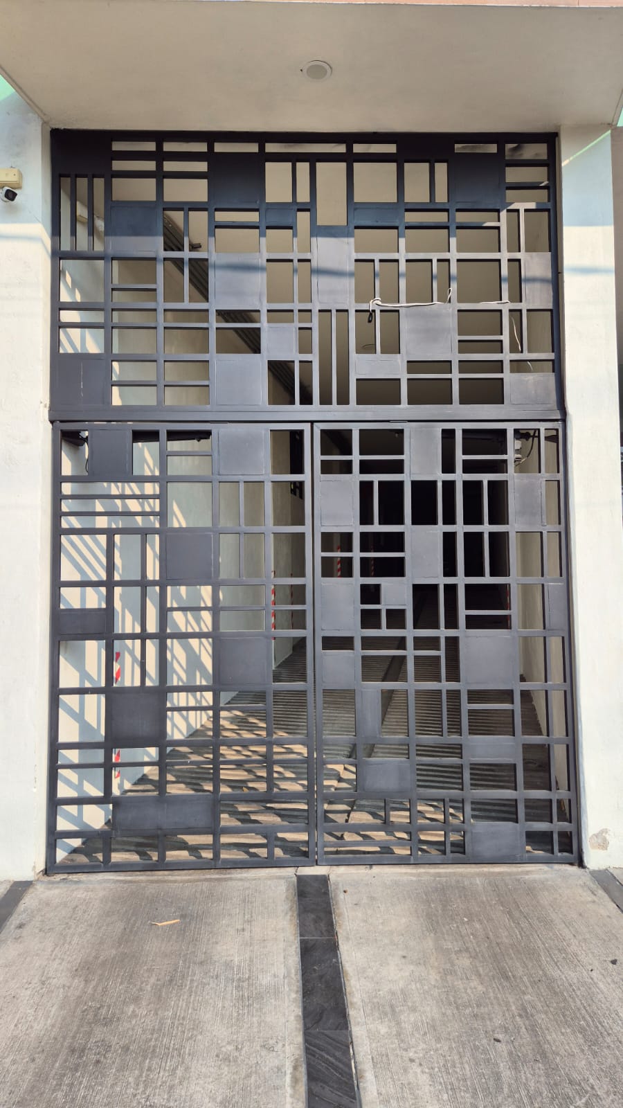 Portón de herrería residencial fabricado e instalado por Crisol Nativo