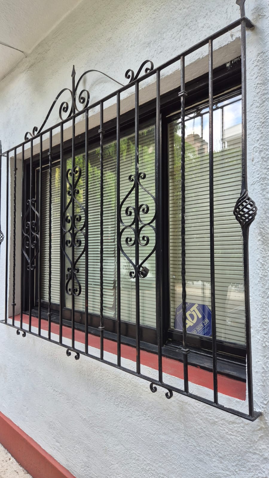 Protección de herrería instalada en ventana residencial